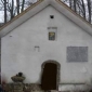 Църквата Света Троица е сгушена в сред високите буки и нейната архитектура е уми