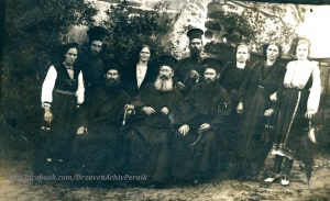 1929 г. в двора на църквата "Успение Богородично" в с. Слаковци